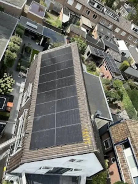 Luchtfoto van een woning met zonnepanelen op het dak