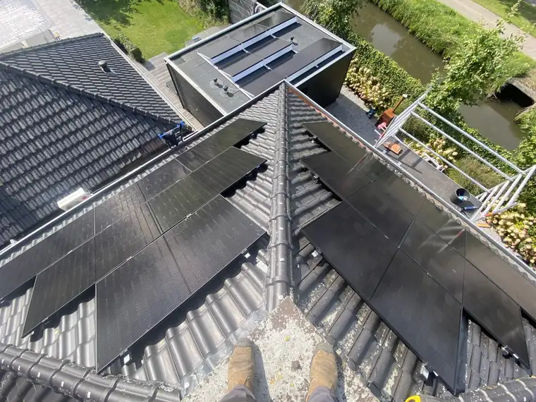 Zonnepanelen op een pannendak, gezien van boven