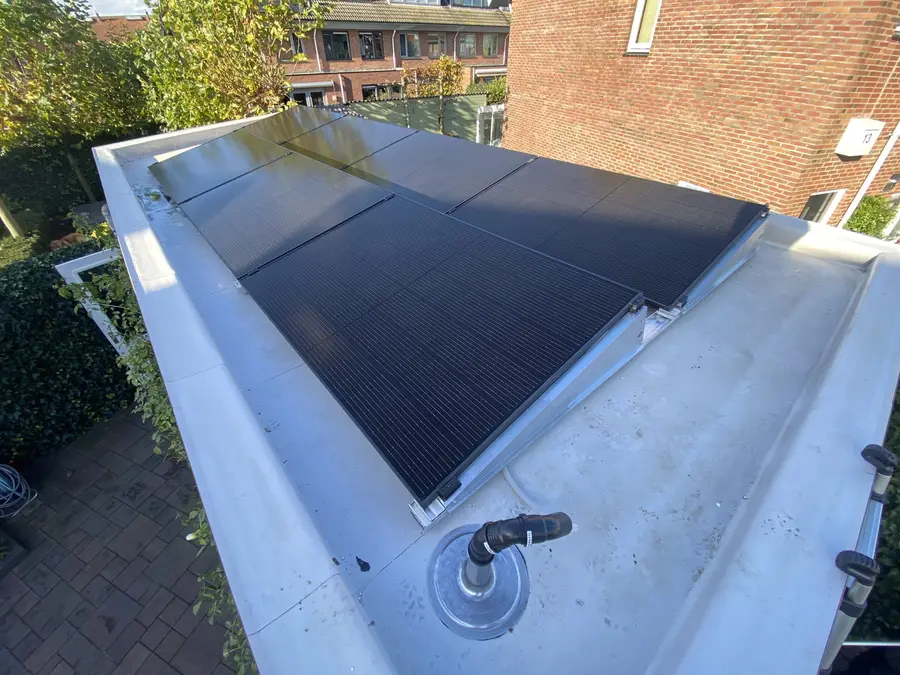 Zonnepanelen op een plat dak met dakrand