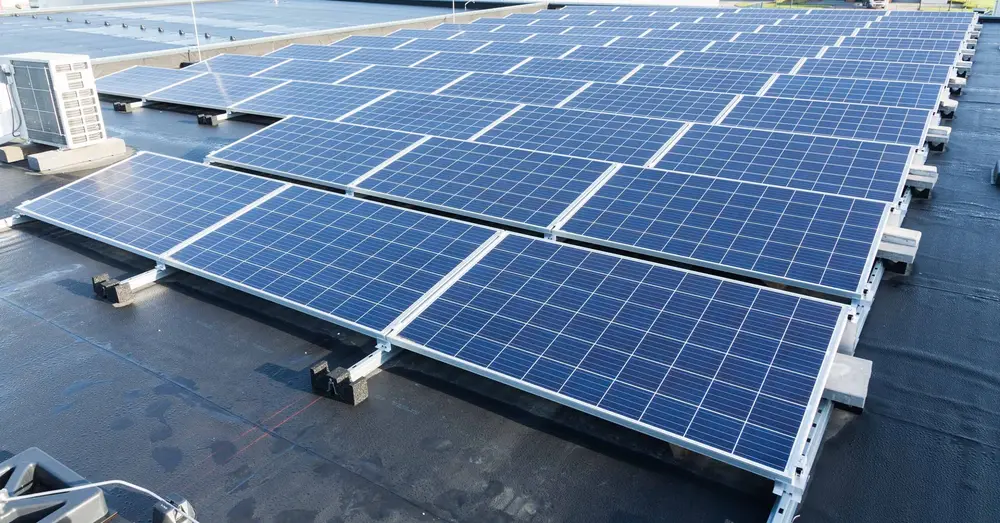 Rijen zonnepanelen op een plat dak